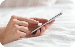 スマホを操作している様子