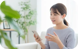 スマホで会話している様子